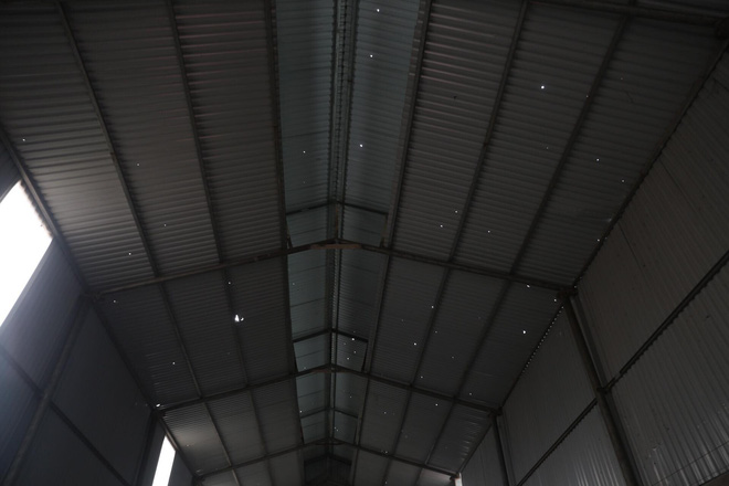 Bất chấp nguy hiểm, hàng trăm người dân hiếu kì kéo đến xem hiện trường vụ nổ kinh hoàng ở Bắc Ninh